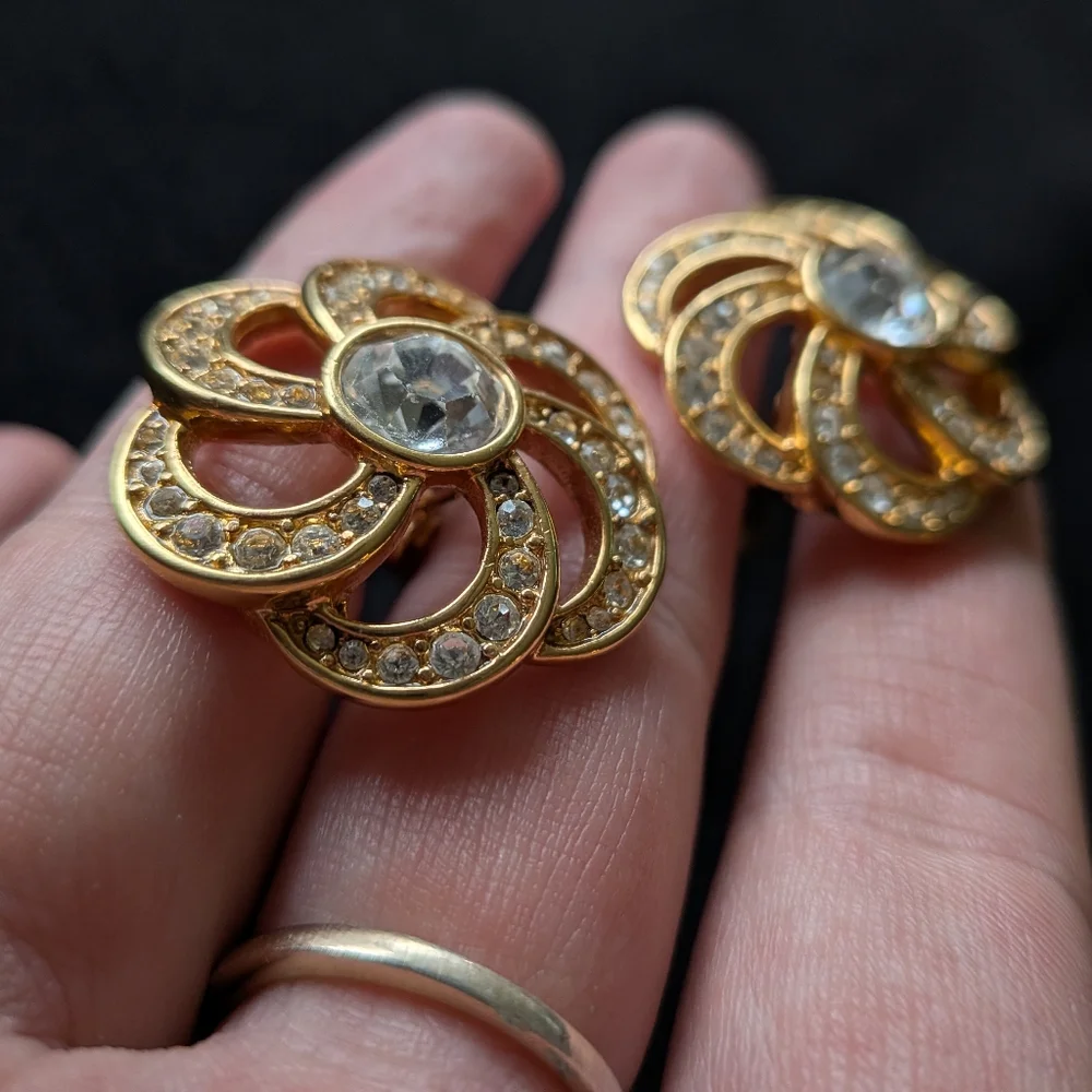 Monet Vintage Gold Tone Ribbon Flower Clip On Earrings - Picture 6 of 8